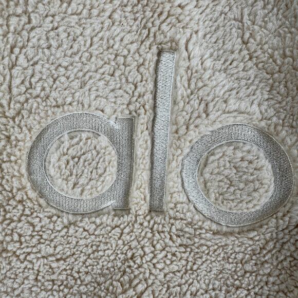 Alo Yoga Foxy Sherpa Tote Bag Beige Fleece Snap Pockets  display picture 3
